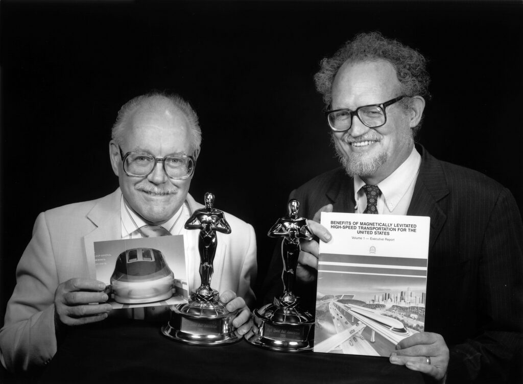 En 1968, los investigadores de Brookhaven, Gordon Danby (izquierda) y James Powell (derecha), obtuvieron una patente para el tren de levitación magnética. (Image)